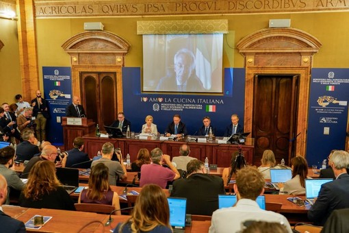 Al via la nuova edizione della “Carta Dedicata a Te”, 1000 euro per le famiglie Al via la nuova edizione della “Carta Dedicata a Te”, 1000 euro per le famiglie