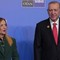Vertice Nato, Erdogan regala una pistola ai leader. Meloni la porta in Italia protocollata come tutti gli altri doni