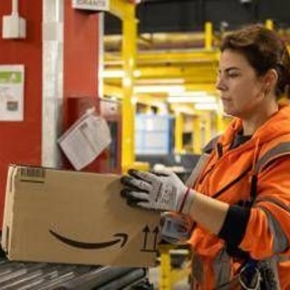 Amazon, 16 milioni di euro per la sicurezza su lavoro in Italia
