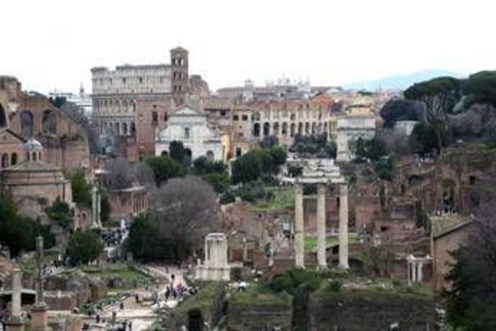 Roma, cade albero in via dei Fori Imperiali: 3 feriti lievi Roma, cade albero in via dei Fori Imperiali: 3 feriti lievi