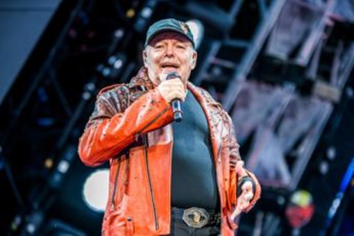 Vasco Rossi, il figlio Luca compie 35 anni: "Gli auguro tanta gioia e salute" Vasco Rossi, il figlio Luca compie 35 anni: "Gli auguro tanta gioia e salute"