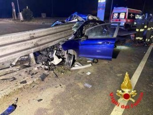 Auto si schianta contro guardrail e si spezza in due: miracolosamente illeso conducente