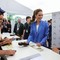Kate Middleton a Wimbledon, a sorpresa la principessa vende i biglietti agli spettatori in fila