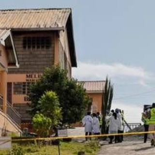 Kenya, incendio in collegio femminile: 16 morti. Arrestate 8 studentesse Kenya, incendio in collegio femminile: 16 morti. Arrestate 8 studentesse
