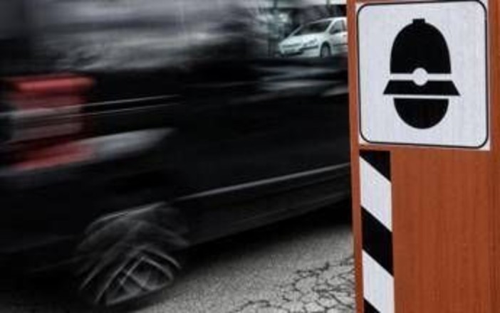L'intelligenza artificiale cambia l'autovelox, riesce a vedere se l'automobilista usa il cellulare