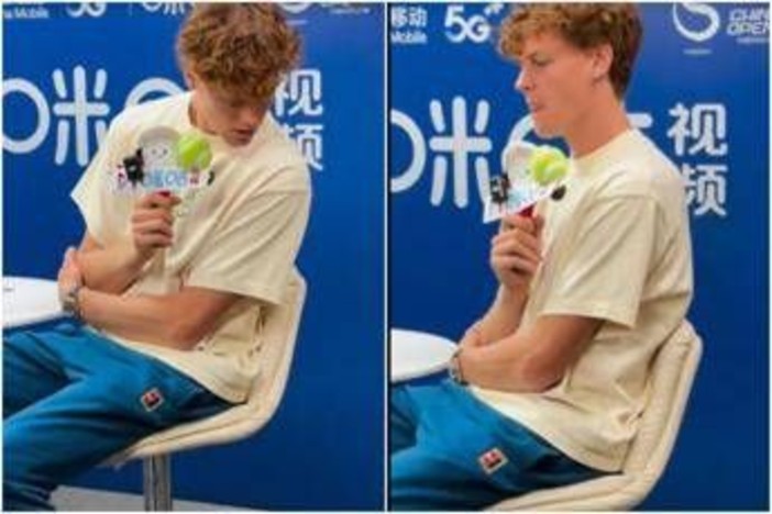 Gli cade il telefono, ma non lo raccoglie: Sinner 'sbadato' a Pechino Gli cade il telefono, ma non lo raccoglie: Sinner 'sbadato' a Pechino