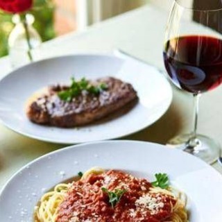 Carne, vino, pasta: le regole a tavola per vivere meglio (e di più) Carne, vino, pasta: le regole a tavola per vivere meglio (e di più)