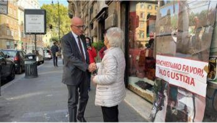 70enne sotto sfratto si 'accampa' a via Arenula, Sisto la incontra: "Verifiche sul caso" 70enne sotto sfratto si 'accampa' a via Arenula, Sisto la incontra: "Verifiche sul caso"