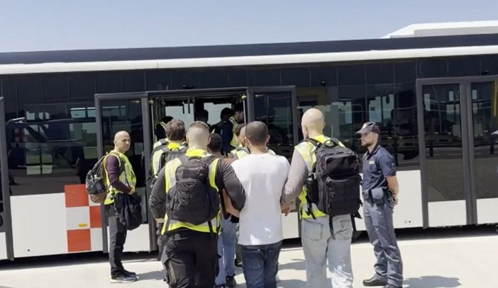 Contrasto all’immigrazione clandestina, espulsi 23 egiziani Contrasto all’immigrazione clandestina, espulsi 23 egiziani