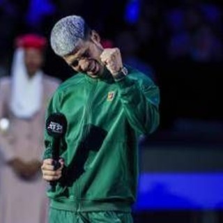 Atp Finals, gioca Sinner ma... viene premiato Alcaraz. A Carlos la coppa del numero uno Atp Finals, gioca Sinner ma... viene premiato Alcaraz. A Carlos la coppa del numero uno