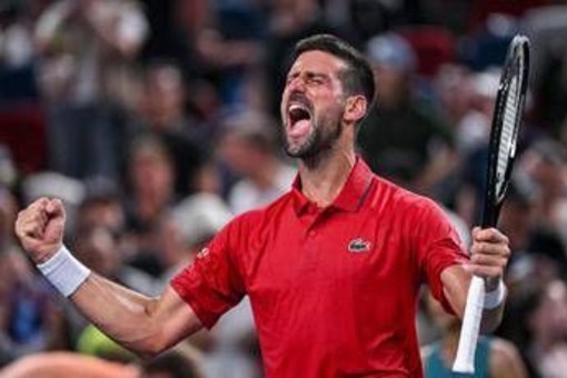 Resiste a quattro smash e vince il punto: spettacolo Djokovic a Shanghai Resiste a quattro smash e vince il punto: spettacolo Djokovic a Shanghai