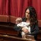 Legge elettorale, Barzotti in aula con il figlia piccola per seguire Conte Legge elettorale, Barzotti in aula con il figlia piccola per seguire Conte