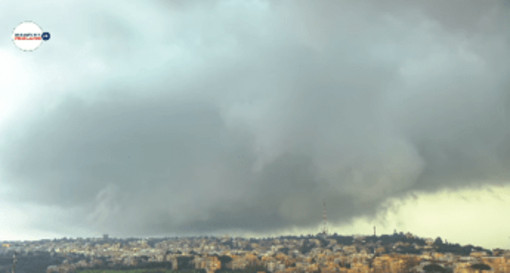 Tromba d'aria a Roma, alberi e rami caduti ma nessun ferito - il video del vortice Tromba d'aria a Roma, alberi e rami caduti ma nessun ferito - il video del vortice