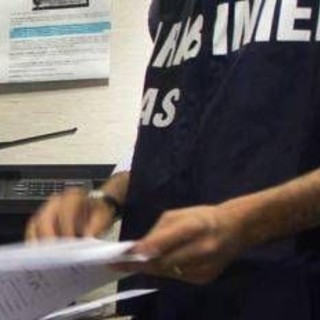 Insetti e vermi in alimenti per bambini, sequestri e una denuncia a Napoli