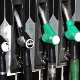 Carburanti, prezzi benzina e diesel scendono ancora: la situazione oggi Carburanti, prezzi benzina e diesel scendono ancora: la situazione oggi