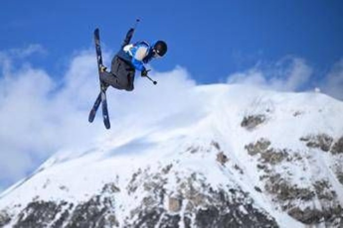 Milano Cortina, caduta spaventosa per Lajunen nel big air. Come sta l'atleta finlandese -Video