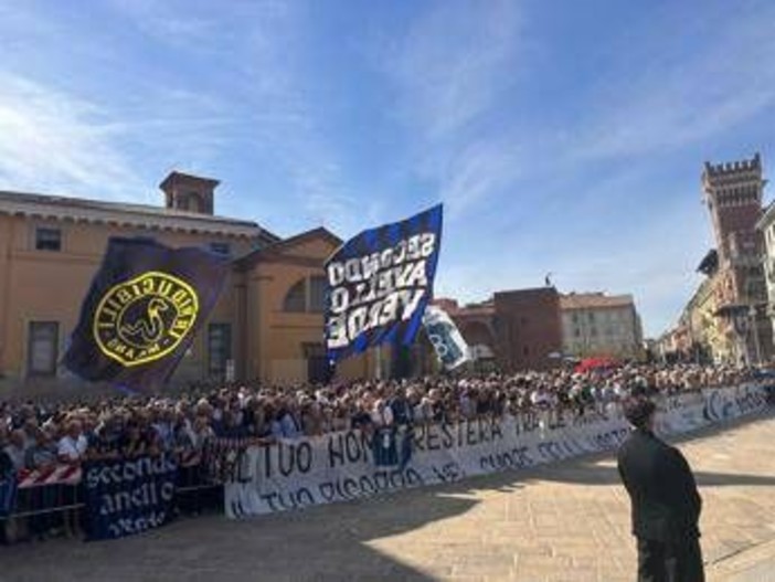 Funerali Mazzola a Milano: arrivati calciatori, dirigenti e tifosi per l'ultimo saluto alla leggenda dell'Inter