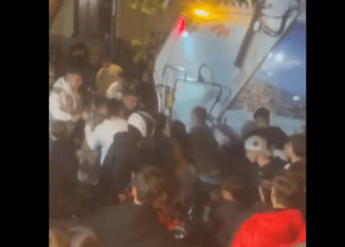 Napoli, 50enne pestato da branco ragazzini e investito da camion rifiuti: rischia amputazione gamba - IL VIDEO Napoli, 50enne pestato da branco ragazzini e investito da camion rifiuti: rischia amputazione gamba - IL VIDEO