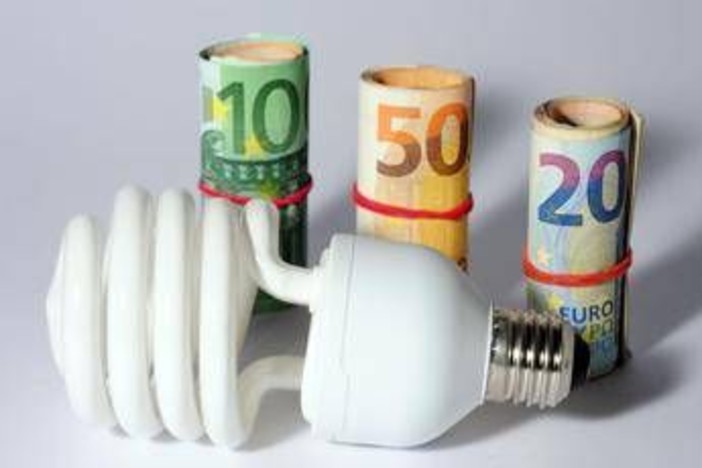 Bollette, carburante e... centri estivi: tutti gli aumenti dell'estate Bollette, carburante e... centri estivi: tutti gli aumenti dell'estate