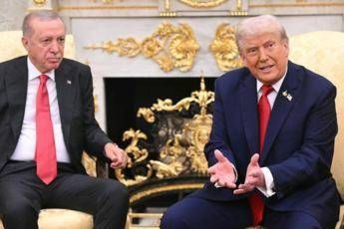 Trump incontra Erdogan e avverte Putin: "Molto deluso da lui, è momento di fermarsi. Gaza? Accordo vicino"