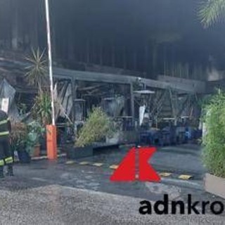 Roma, incendio nella notte a Casal Palocco: in fiamme il Fred 246 Roma, incendio nella notte a Casal Palocco: in fiamme il Fred 246