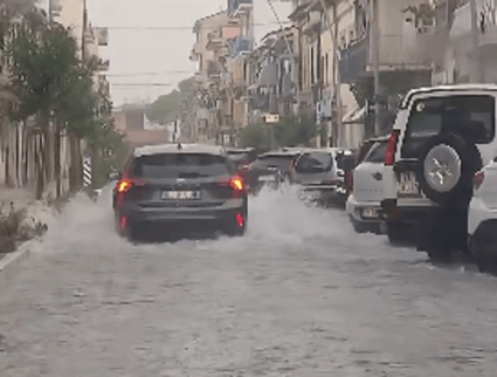 Maltempo in Toscana, bomba d'acqua su Empoli: 43 mm in mezz'ora, strade come fiumi