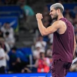 Alcaraz vince anche a Tokyo: Fritz battuto in due set in finale Alcaraz vince anche a Tokyo: Fritz battuto in due set in finale