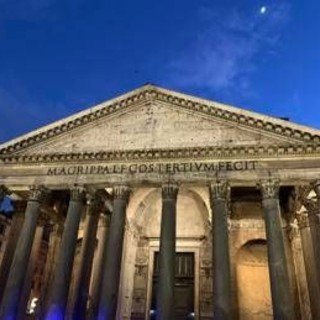 Cade dal muro del Pantheon, morto turista giapponese Cade dal muro del Pantheon, morto turista giapponese