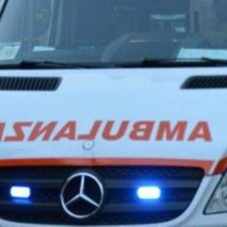 Auto si ribalta e finisce contro B&B a Roma, 5 feriti Auto si ribalta e finisce contro B&B a Roma, 5 feriti