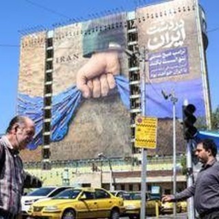 Iran, raid Usa vicino Hormuz: Teheran risponde attaccando base americana e 4 navi nello stretto Iran, raid Usa vicino Hormuz: Teheran risponde attaccando base americana e 4 navi nello stretto