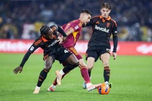 Roma-Como, lombardi in maglia... 'giallorossa'. I tifosi: "Ma indossano la nostra divisa?" Roma-Como, lombardi in maglia... 'giallorossa'. I tifosi: "Ma indossano la nostra divisa?"