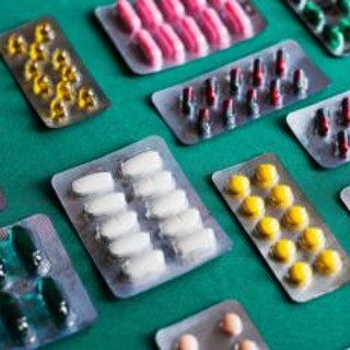 Farmaci in valigia, quali portare con sé in vacanza e come conservarli correttamente