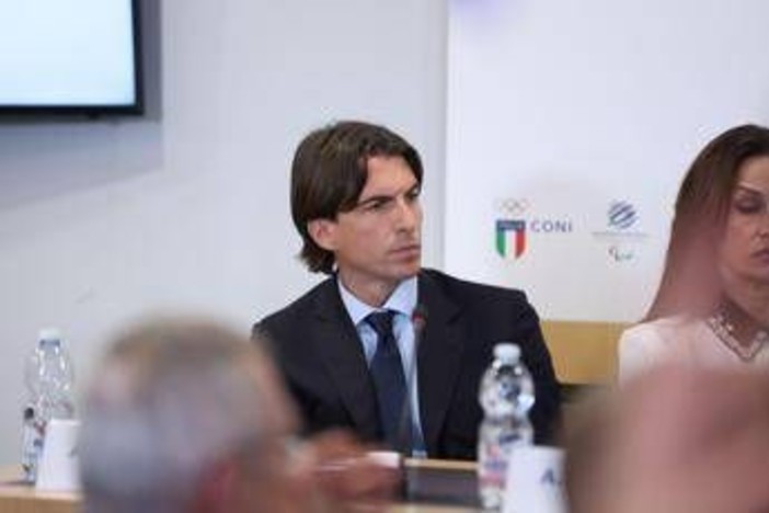 Bullismo, Onorato: "Su uso cellulare giovani serve intervenire rapidamente come istituzioni" Bullismo, Onorato: "Su uso cellulare giovani serve intervenire rapidamente come istituzioni"