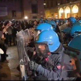 Bologna, tensione durante manifestazione Giovani Palestinesi: idranti e cariche Polizia Bologna, tensione durante manifestazione Giovani Palestinesi: idranti e cariche Polizia