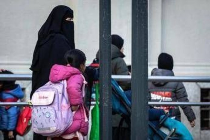 Burqa e niqab vietati a scuola, multe fino a 1000 euro. Tetto del 30% per alunni stranieri: la bozza del decreto Burqa e niqab vietati a scuola, multe fino a 1000 euro. Tetto del 30% per alunni stranieri: la bozza del decreto