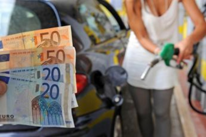 Benzina e diesel, prezzo continua a salire: quanto costano al litro, self e autostrada Benzina e diesel, prezzo continua a salire: quanto costano al litro, self e autostrada