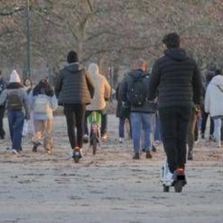 Monopattini elettrici, conto alla rovescia per l'obbligo di targa: la scadenza e le multe, cosa fare Monopattini elettrici, conto alla rovescia per l'obbligo di targa: la scadenza e le multe, cosa fare