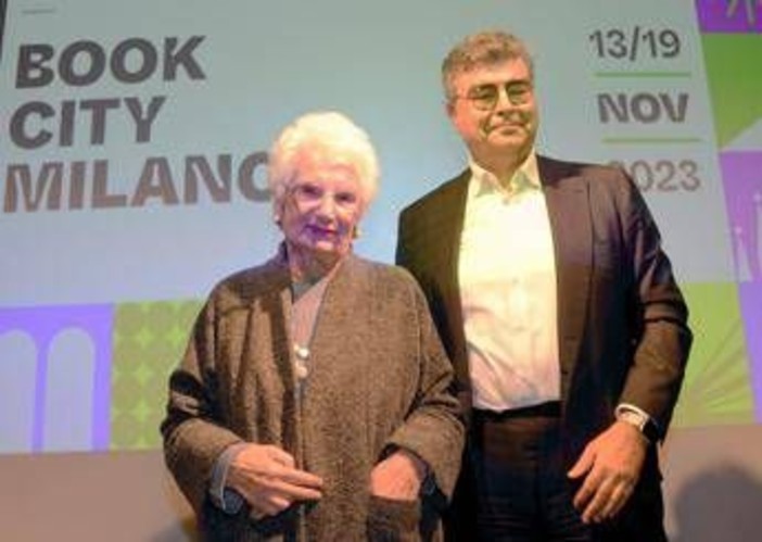 Emanuele Fiano contestato alla Ca' Foscari, Segre: "Gli invio un materno saluto" Emanuele Fiano contestato alla Ca' Foscari, Segre: "Gli invio un materno saluto"