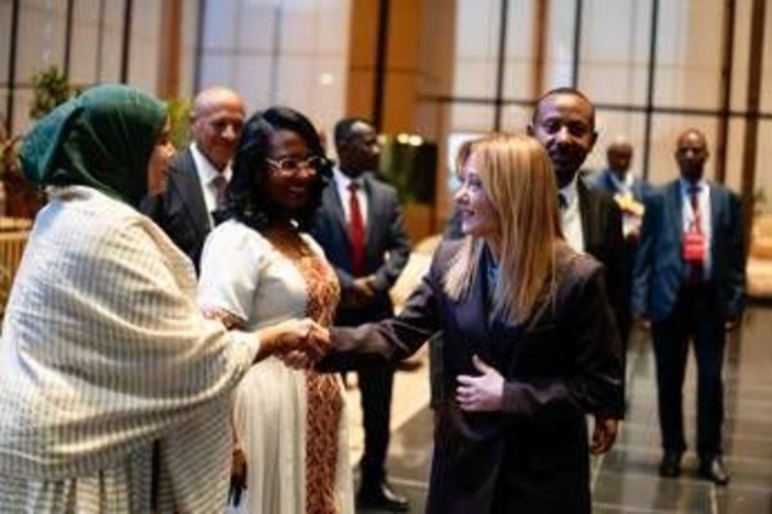 Italia-Africa, Meloni in Etiopia rilancia il Piano Mattei: "Scommessa che stiamo vincendo" Italia-Africa, Meloni in Etiopia rilancia il Piano Mattei: "Scommessa che stiamo vincendo"