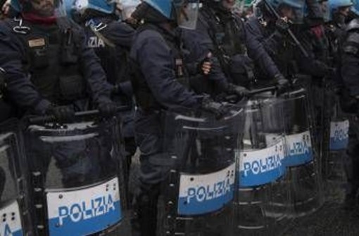 Agenti sotto processo solo su richiesta del ministro, arriva lo 'scudo' di Fratelli d'Italia Agenti sotto processo solo su richiesta del ministro, arriva lo 'scudo' di Fratelli d'Italia