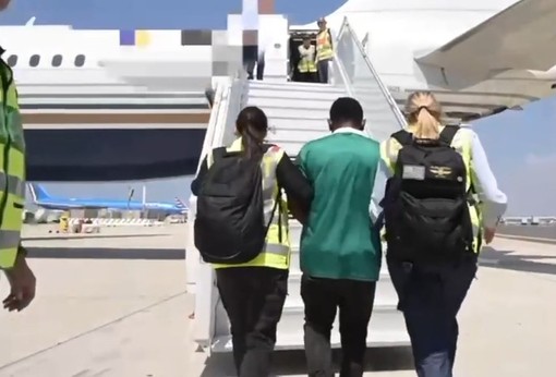 Contrasto all’immigrazione clandestina, espulsi 32 cittadini nigeriani Contrasto all’immigrazione clandestina, espulsi 32 cittadini nigeriani