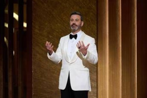 Jimmy Kimmel, altri guai in vista? "Deve dare soldi a famiglia Kirk" Jimmy Kimmel, altri guai in vista? "Deve dare soldi a famiglia Kirk"