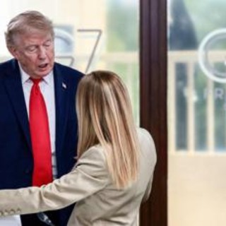 Gli attacchi di Trump aiutano Meloni, il sondaggio: aumenta la fiducia nella premier Gli attacchi di Trump aiutano Meloni, il sondaggio: aumenta la fiducia nella premier