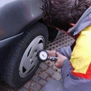 Auto, scatta il cambio gomme invernali 2025 ma occhio al fai da te Auto, scatta il cambio gomme invernali 2025 ma occhio al fai da te