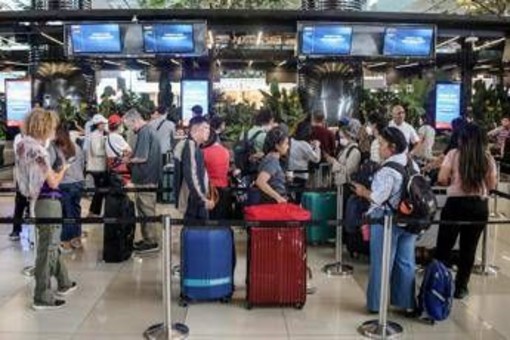 Indonesia, italiano bloccato per stop voli: "Chiusi in albergo con 2 bambine, non sappiamo cosa fare"