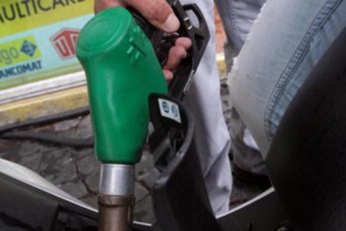 Carburanti, tredicesimo giorno di calo dei prezzi per benzina e diesel Carburanti, tredicesimo giorno di calo dei prezzi per benzina e diesel