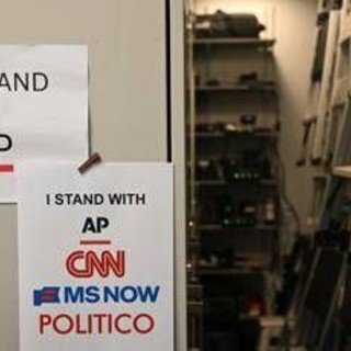 Usa, giudice ordina a Trump lo stop al bando dei media: "Riammetta alla Casa Bianca Cnn, MsNow e Politico"