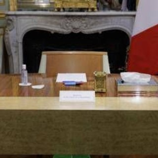 Francia, tra consultazioni e dimissioni: come funziona il Paese durante la crisi politica Francia, tra consultazioni e dimissioni: come funziona il Paese durante la crisi politica