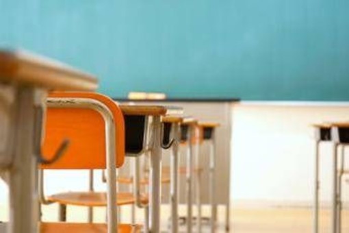 Prof taglia ciocche di capelli a 2 alunne, choc a Venezia: genitori in rivolta