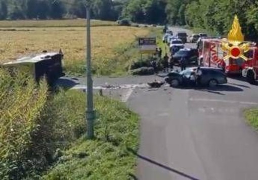 Scontro tra auto e scuolabus con 30 bambini a bordo, 5 feriti Scontro tra auto e scuolabus con 30 bambini a bordo, 5 feriti